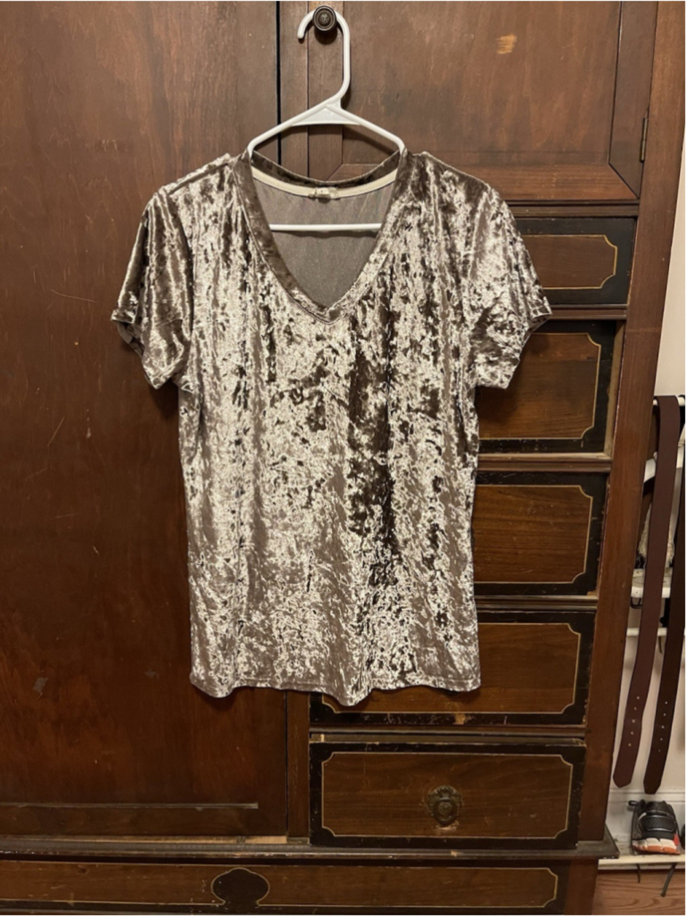 POL Womens Crushed Velvet V Neck Short Sleeve Pocket Shirt L Soft Glam Boho Luxe - Picture 3 of 9